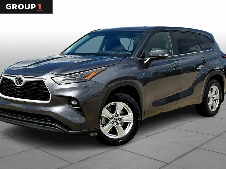 2024 Toyota Highlander LE photo 1