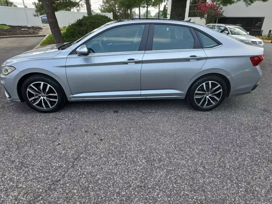 2025 Volkswagen Jetta SE photo 1