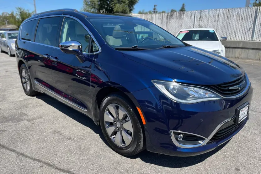 2018 Chrysler Pacifica Hybrid Limited photo 1
