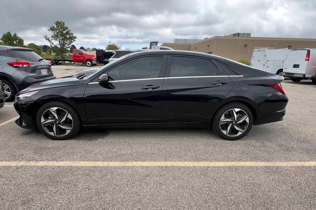 2022 Hyundai Elantra SEL photo 1