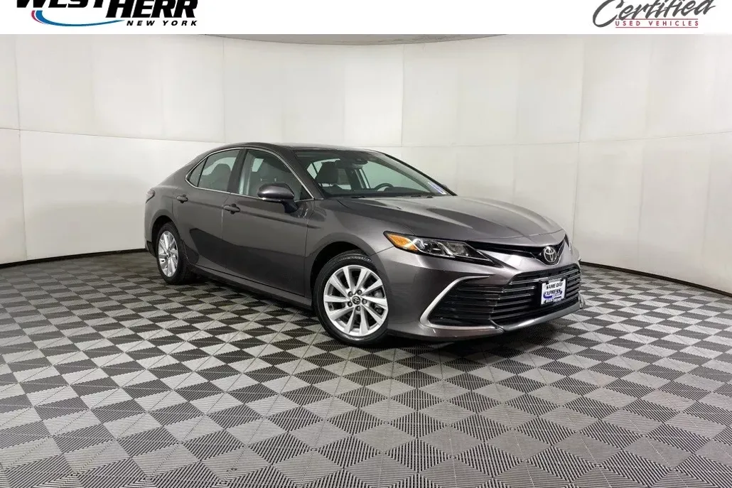 2022 Toyota Camry LE photo 1