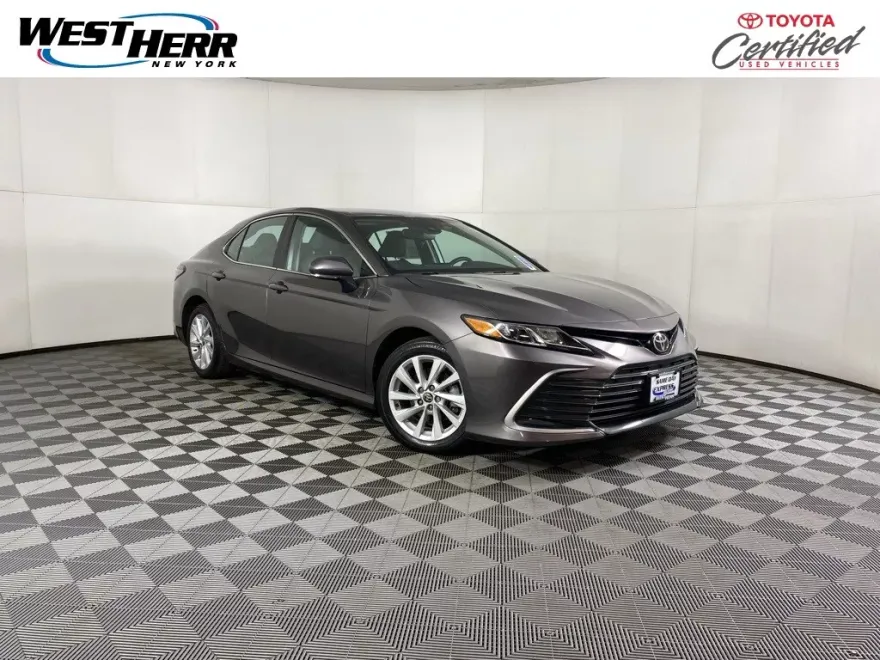 2022 Toyota Camry LE photo 1