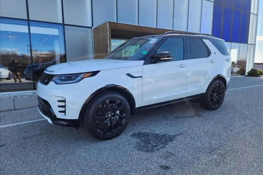 2024 Land Rover Discovery P300 Dynamic SE photo 1