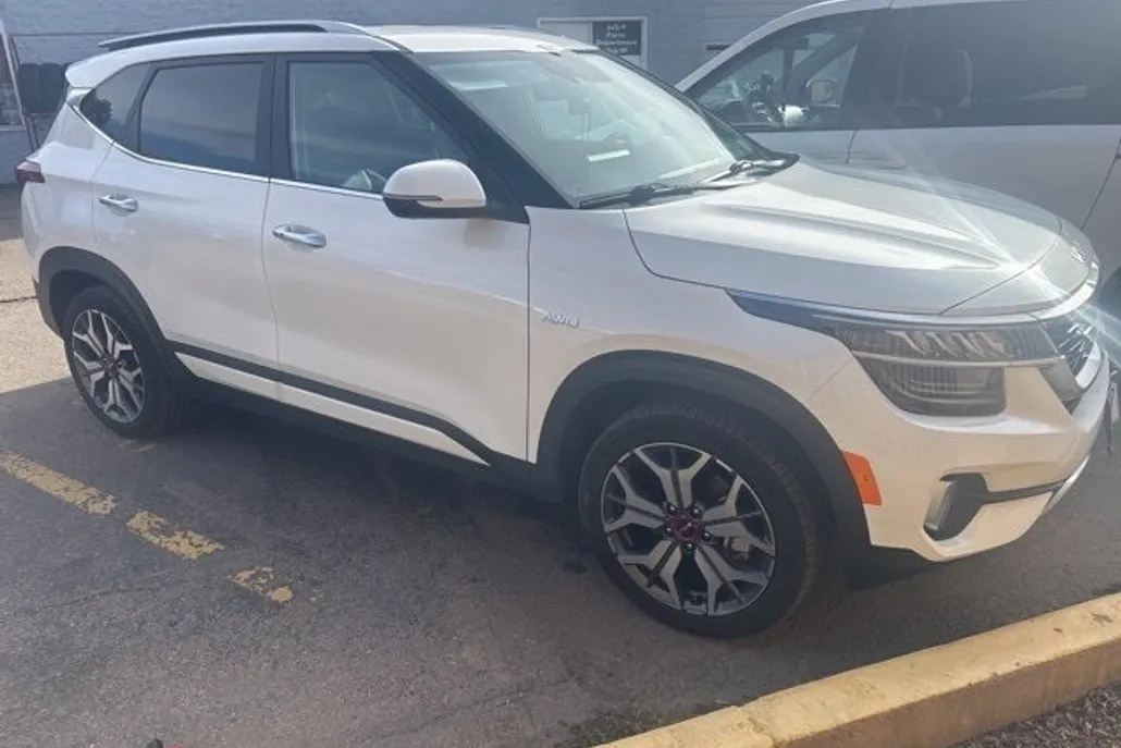 2023 Kia Seltos SX photo 1