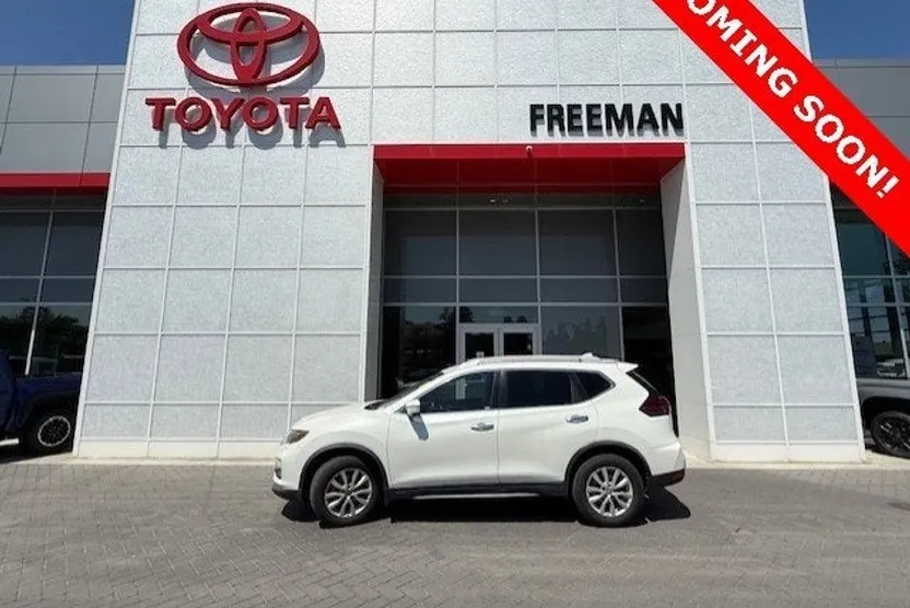 2018 Nissan Rogue SV photo 1