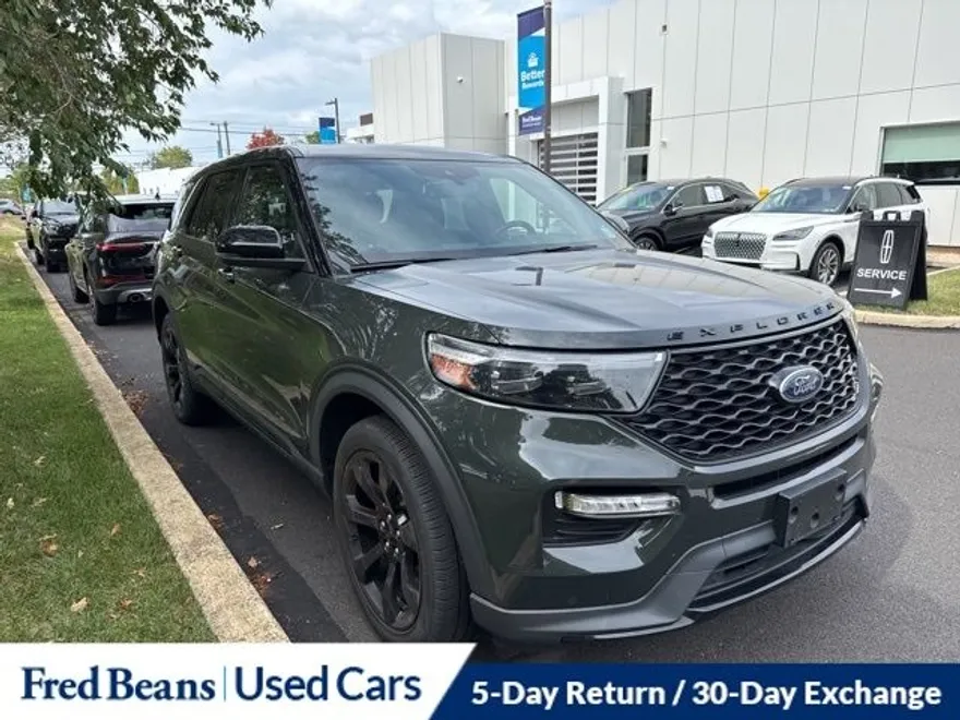 2022 Ford Explorer ST photo 1