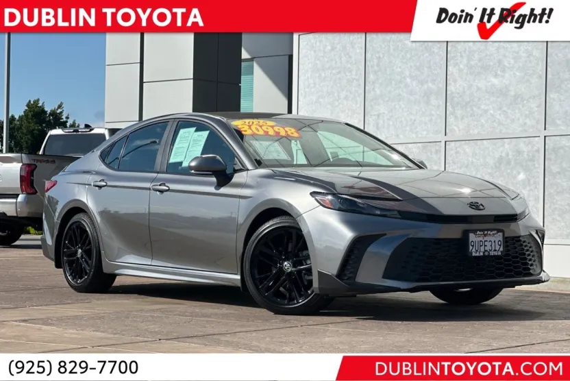 2025 Toyota Camry SE photo 1