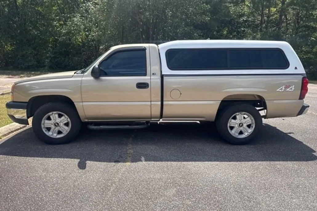 2004 Chevrolet Silverado 1500 LS photo 1