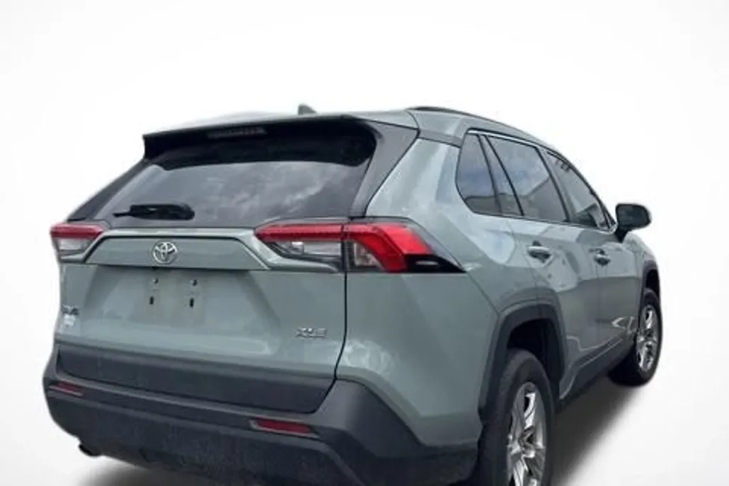 2021 Toyota RAV4 XLE photo 1