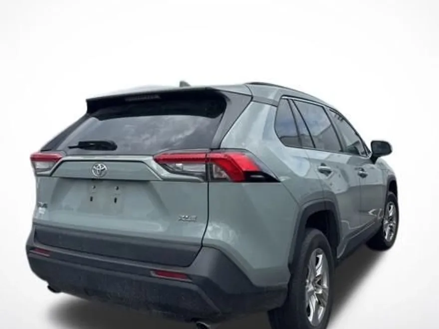 2021 Toyota RAV4 XLE photo 1