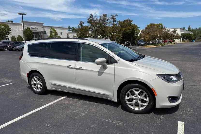 2017 Chrysler Pacifica Touring L photo 1