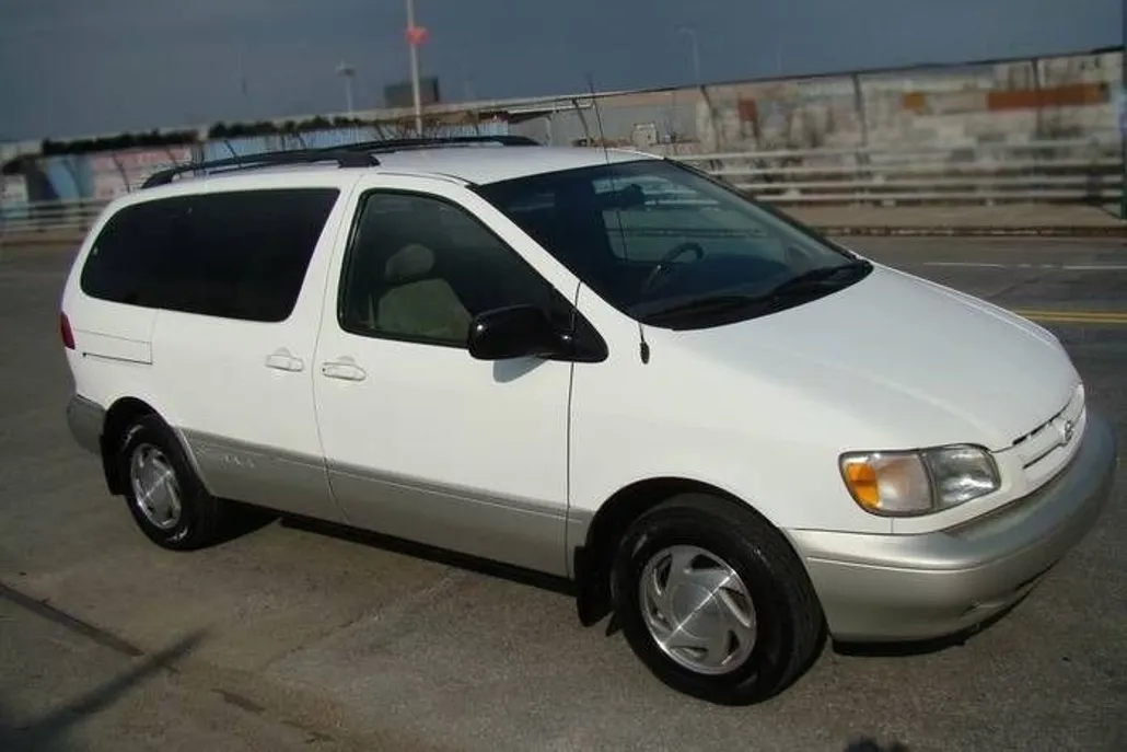 2000 Toyota Sienna XLE photo 1