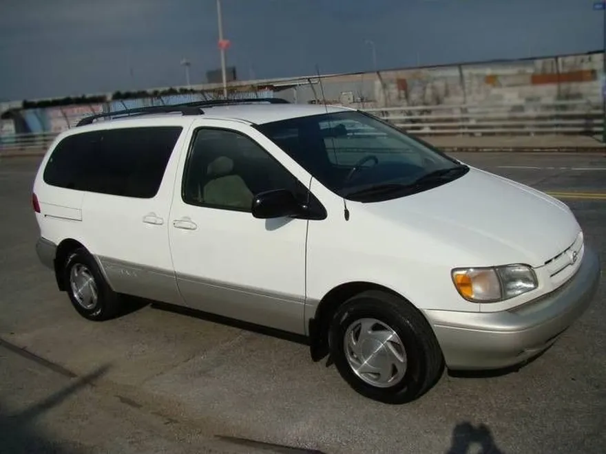 2000 Toyota Sienna XLE photo 1