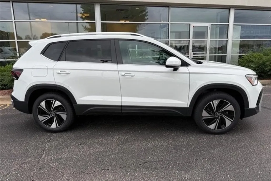 2025 Volkswagen Taos SE photo 1