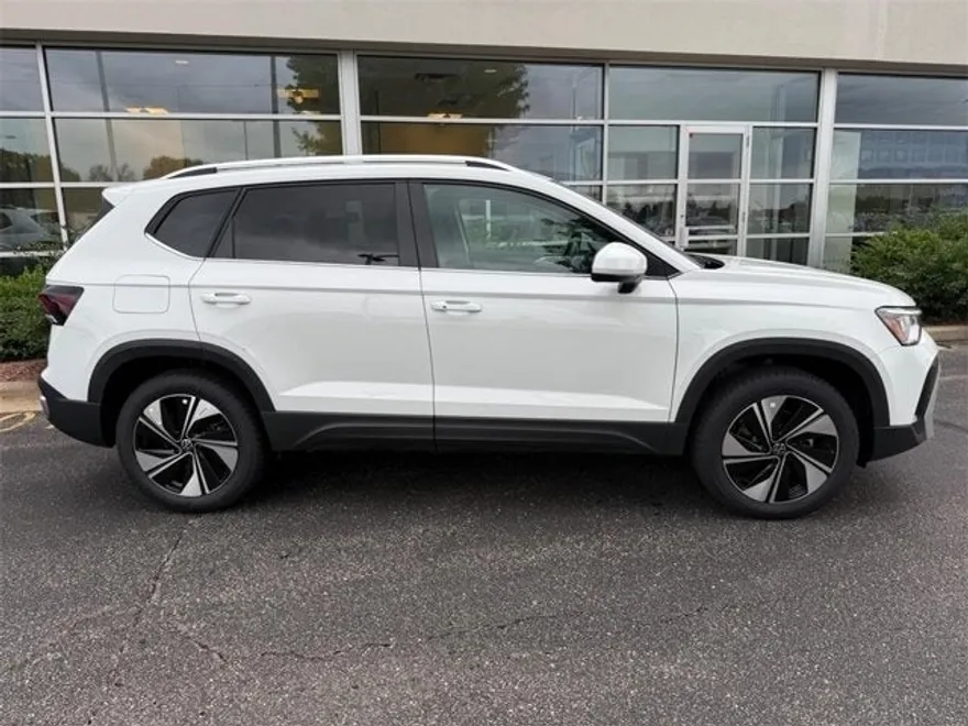 2025 Volkswagen Taos SE photo 1