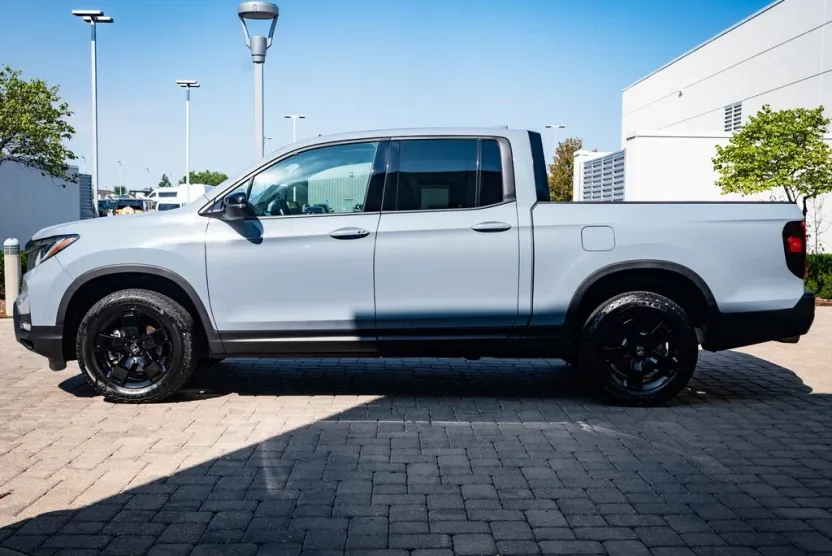 2024 Honda Ridgeline Black Edition photo 1