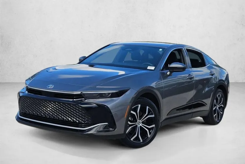 2023 Toyota Crown XLE photo 1