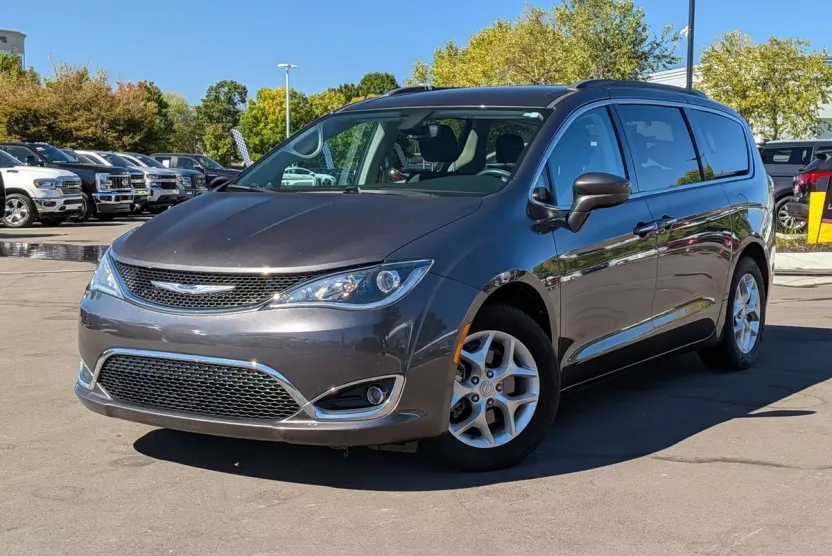 2020 Chrysler Pacifica Touring photo 1