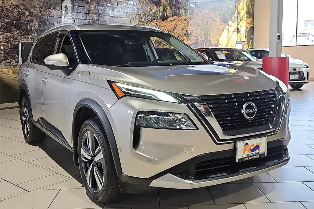 2023 Nissan Rogue Platinum photo 1