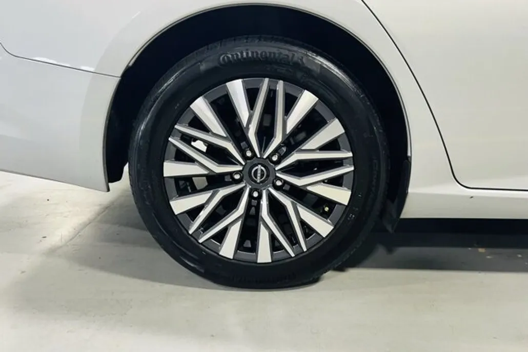 2024 Nissan Altima 2.5 SV photo 1