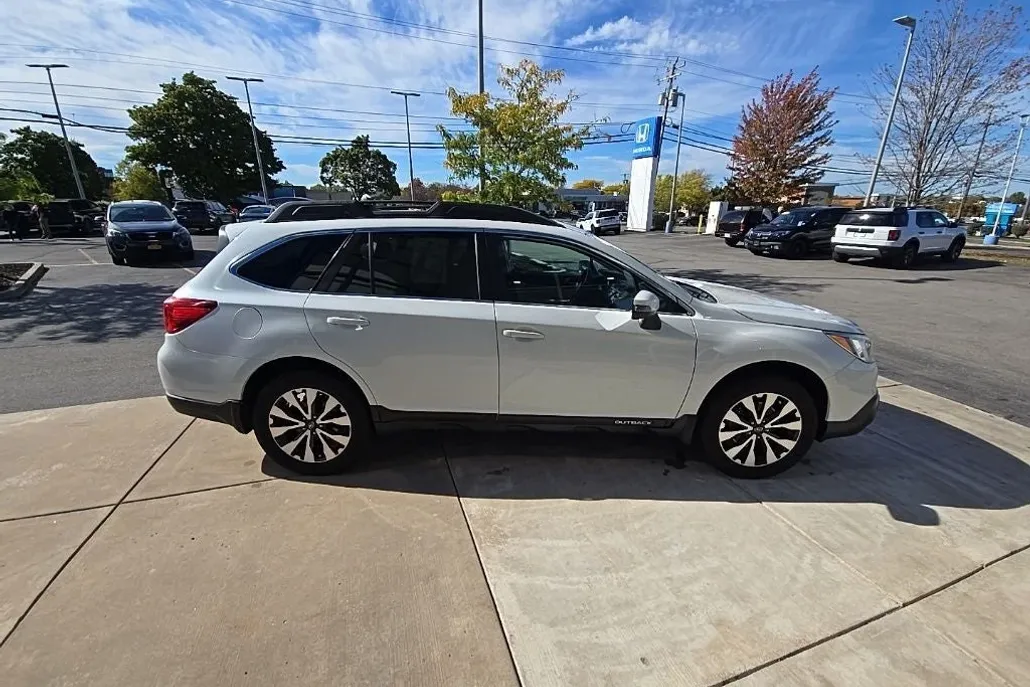 2017 Subaru Outback 2.5i Limited photo 1