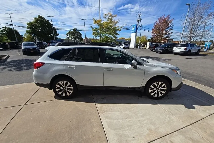 2017 Subaru Outback 2.5i Limited photo 1