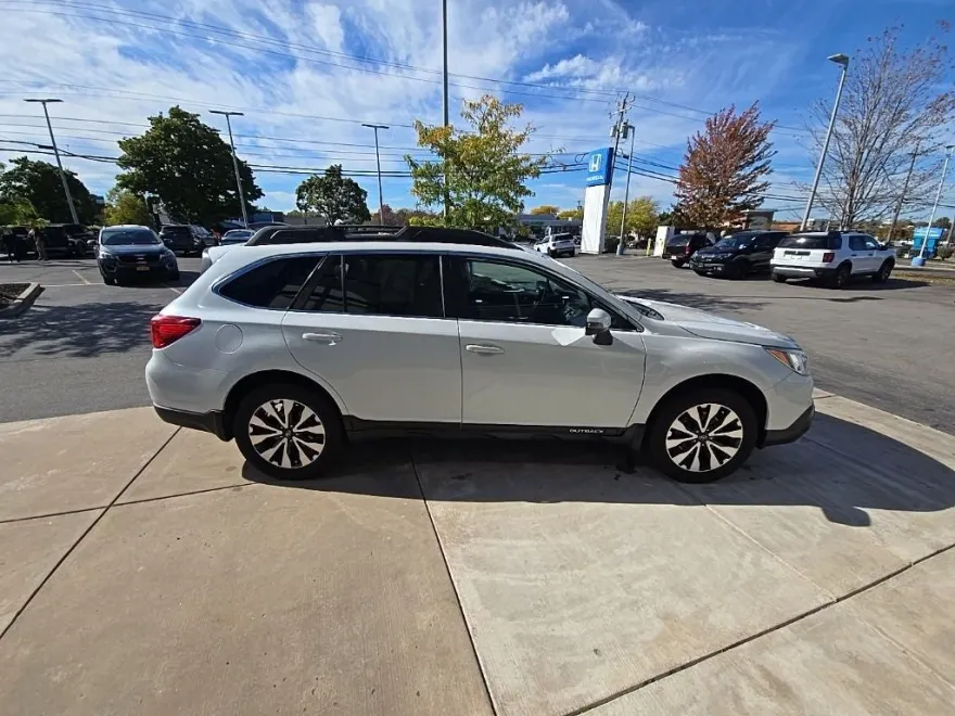 2017 Subaru Outback 2.5i Limited photo 1