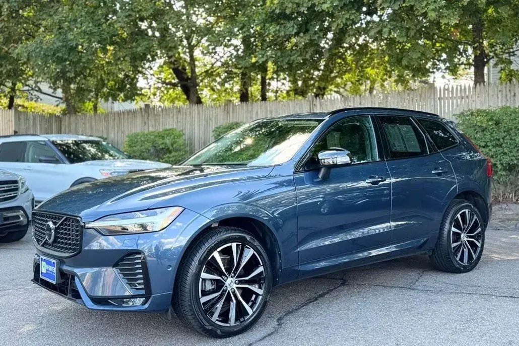 2023 Volvo XC60 B5 Plus photo 1