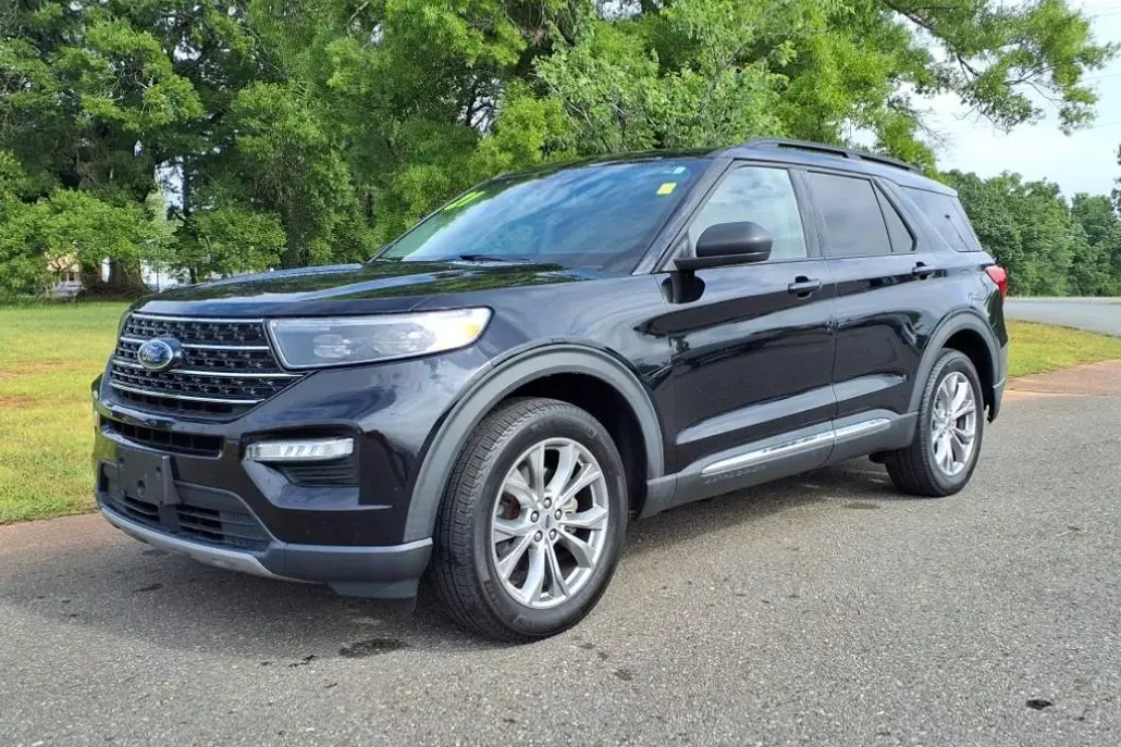 2021 Ford Explorer XLT photo 1