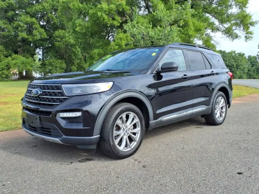 2021 Ford Explorer XLT photo 1