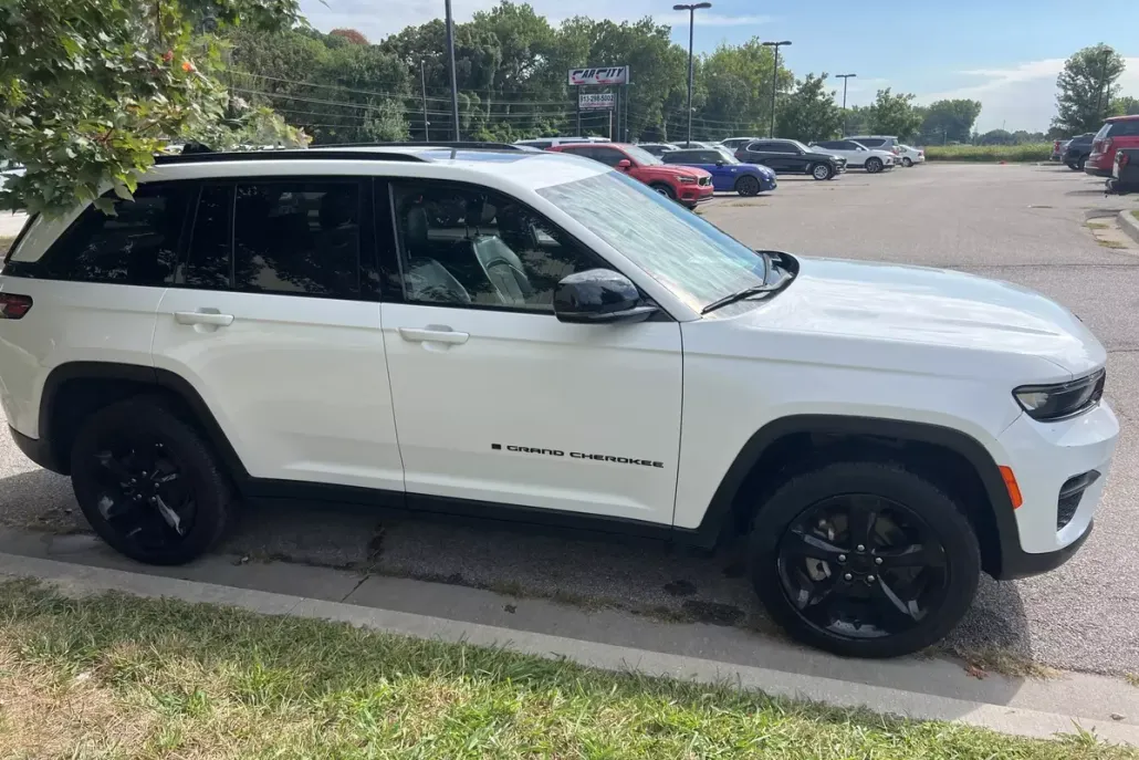 2023 Jeep Grand Cherokee Altitude photo 1