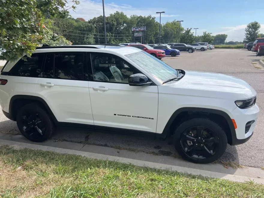 2023 Jeep Grand Cherokee Altitude photo 1