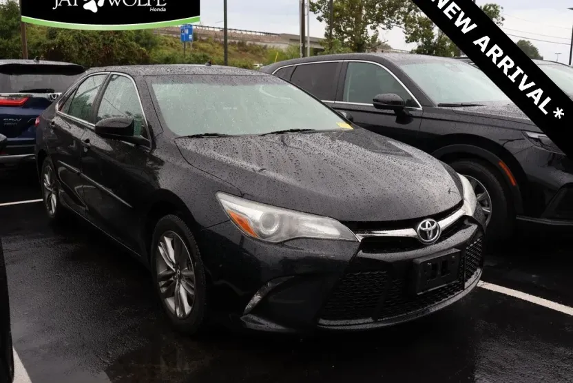 2017 Toyota Camry SE photo 1