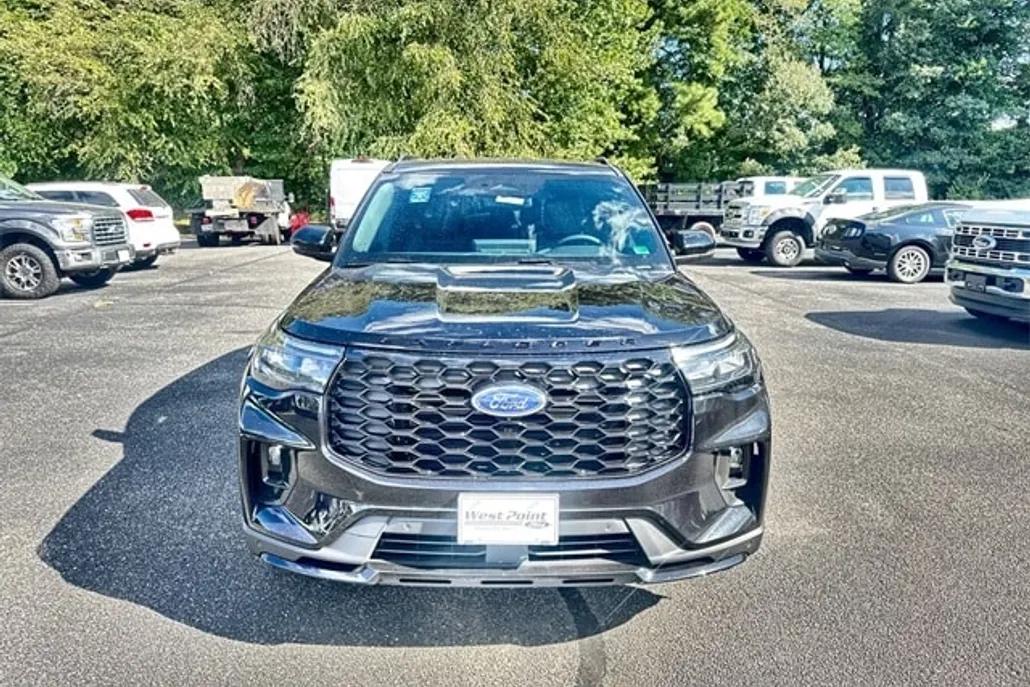2025 Ford Explorer ST-Line photo 1