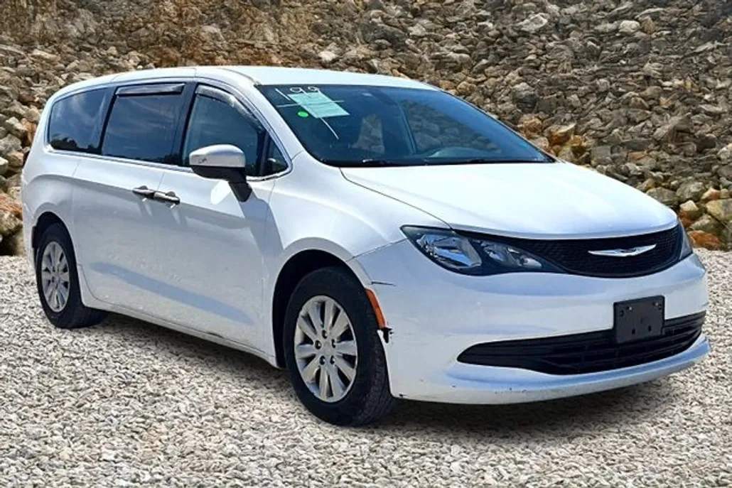 2019 Chrysler Pacifica L photo 1