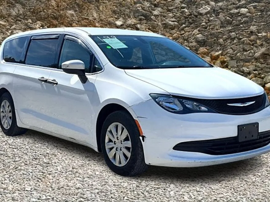 2019 Chrysler Pacifica L photo 1