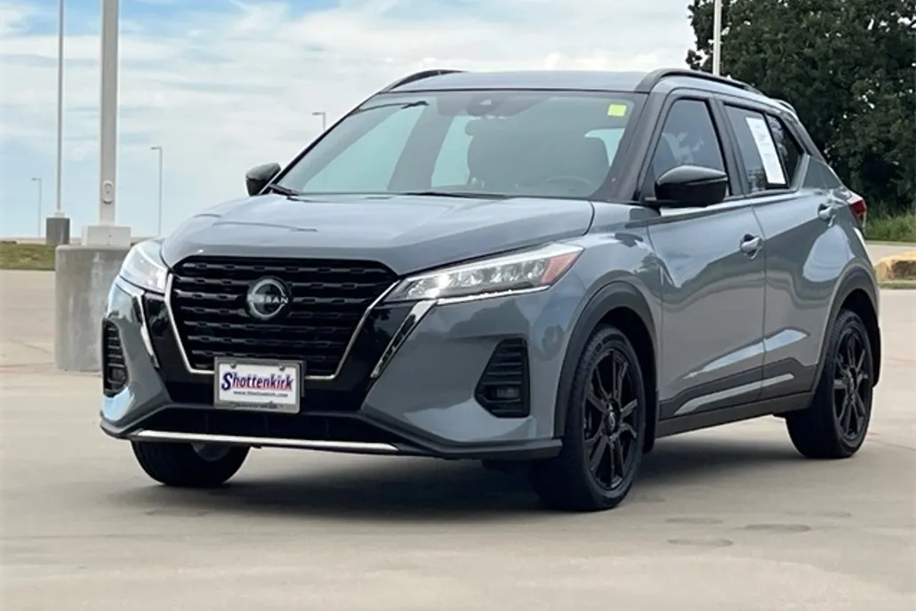 2023 Nissan Kicks SR photo 1