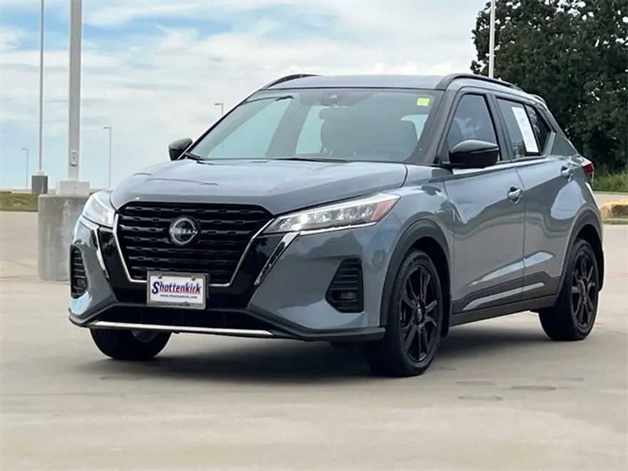2023 Nissan Kicks SR photo 1