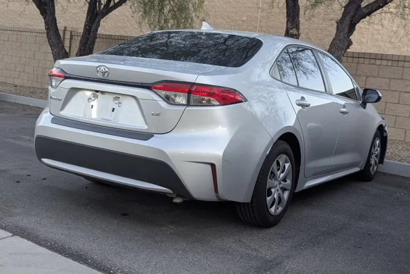 2020 Toyota Corolla LE photo 1