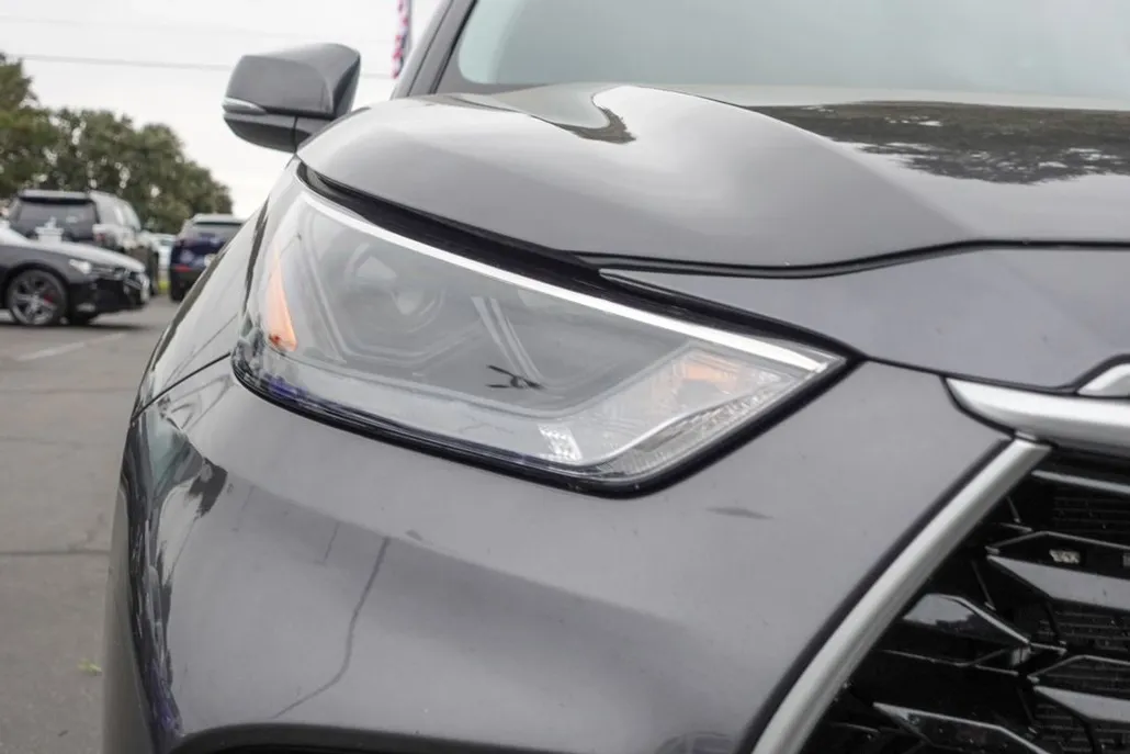 2023 Toyota Highlander L photo 1