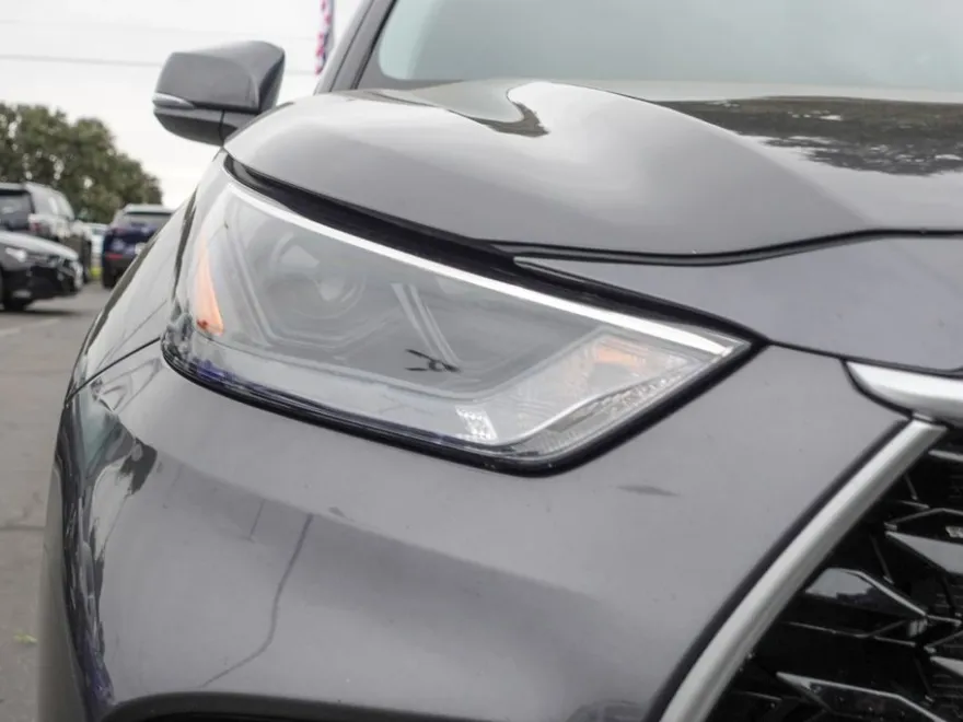 2023 Toyota Highlander L photo 1