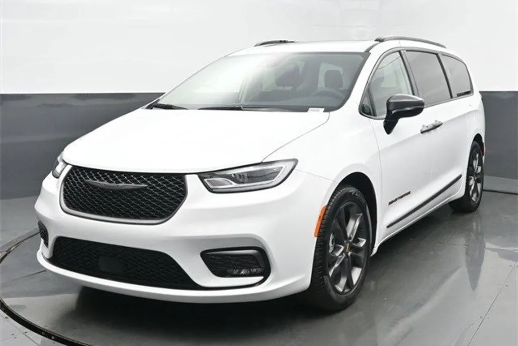 2024 Chrysler Pacifica Touring L photo 1