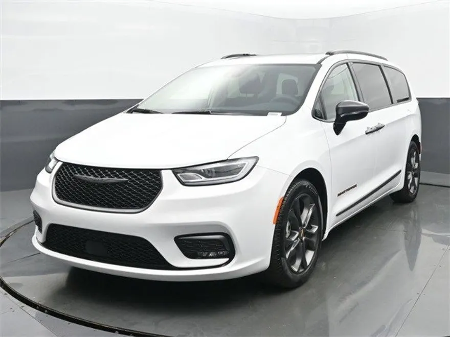 2024 Chrysler Pacifica Touring L photo 1