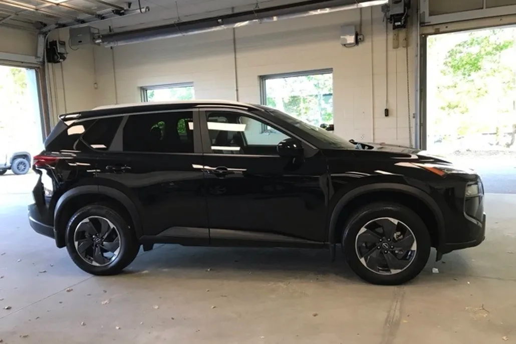 2024 Nissan Rogue SV photo 1