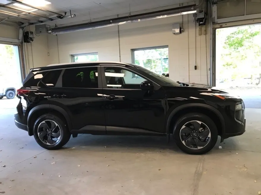 2024 Nissan Rogue SV photo 1
