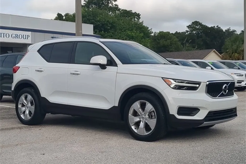2020 Volvo XC40 Momentum photo 1