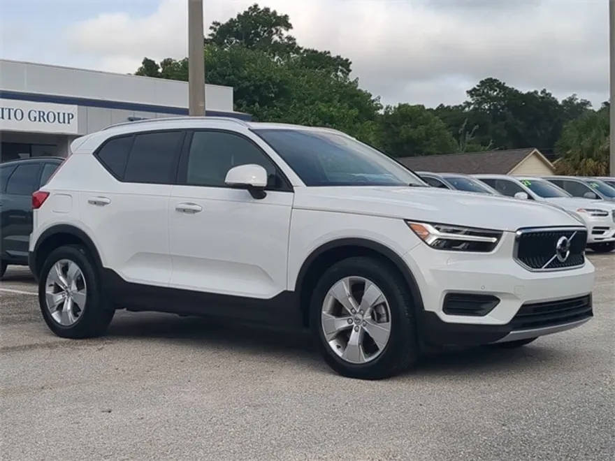 2020 Volvo XC40 Momentum photo 1
