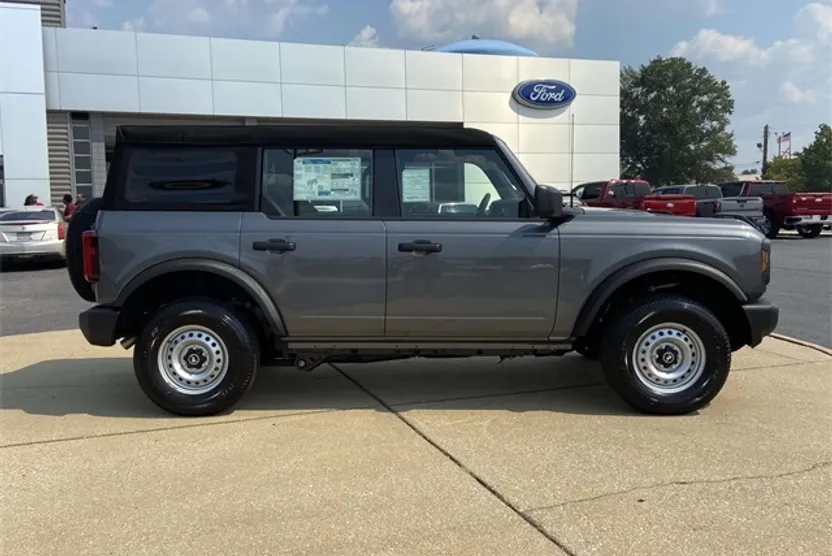 2025 Ford Bronco Base photo 1