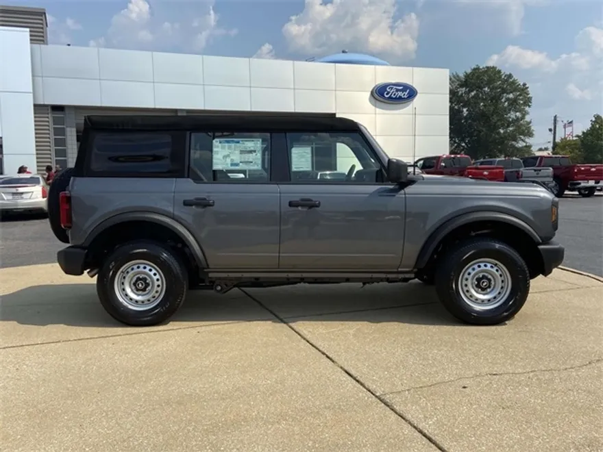 2025 Ford Bronco Base photo 1