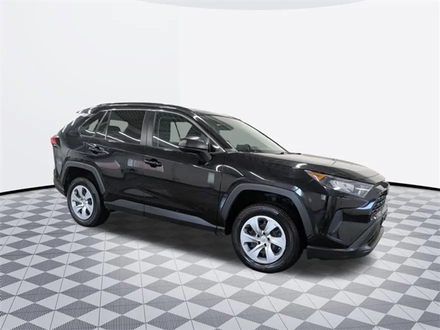 2020 Toyota RAV4 LE photo 1